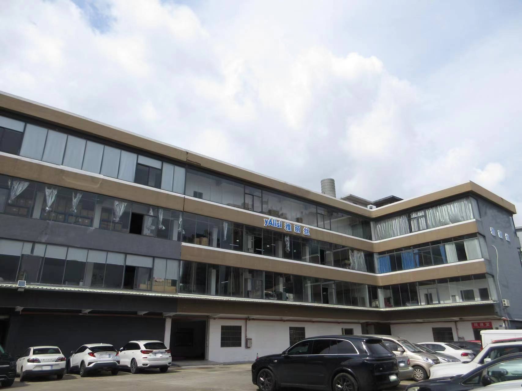 Yalis Enriches Foreign Trade Qualifications for Global Development